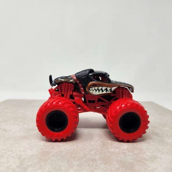 2024 Monster Jam Monster Mutt Rottweiler Monster Truck 1:64 Series 36 (bt20) - Picture 3 of 6